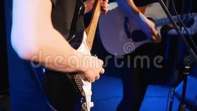 音乐会<strong>摇滚乐</strong>队与两个电动吉他歌手在舞台上表演。 音乐视频朋克，重金属或<strong>摇滚乐</strong>队